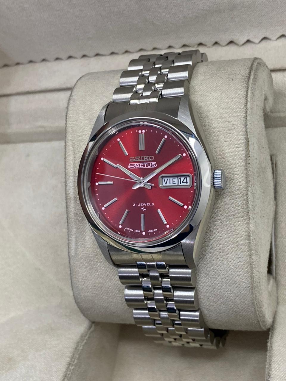 Vintage Seiko 5 automatic 6309 day/date men's wrist watch..