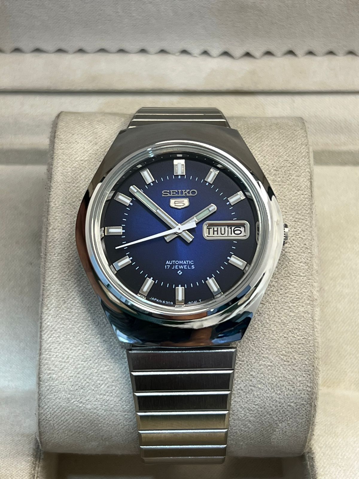 Vintage Seiko 5 automatic day/date men's wrist watch