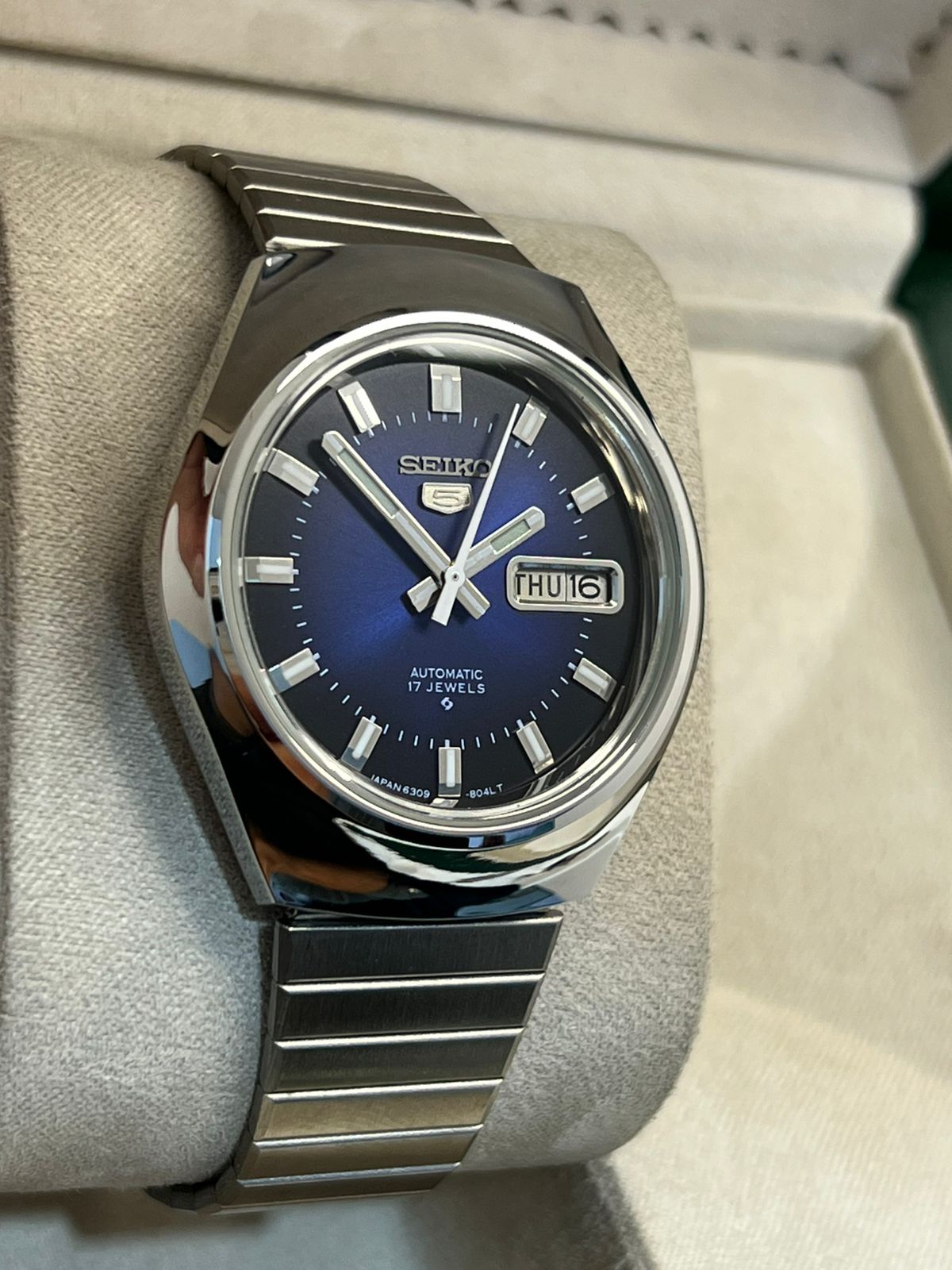 Vintage Seiko 5 automatic day/date men's wrist watch