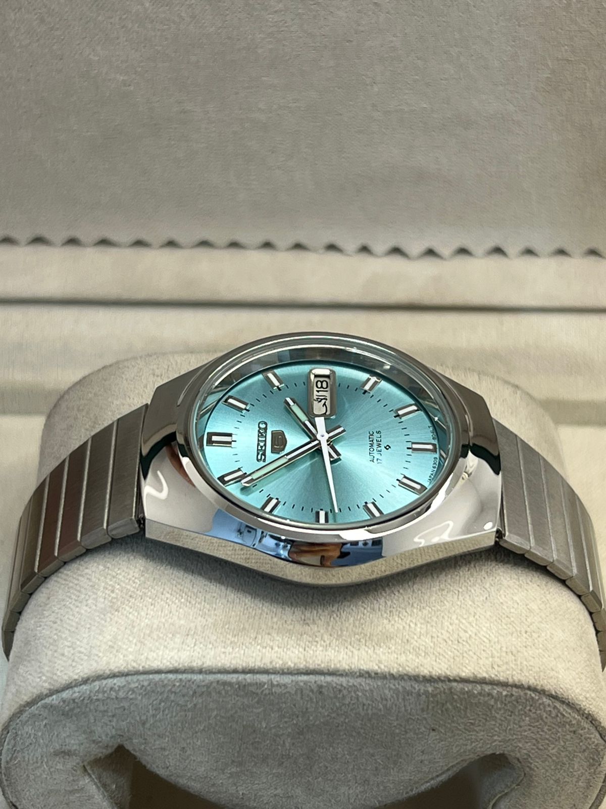 Vintage Seiko 5 automatic day/date men's wrist watch