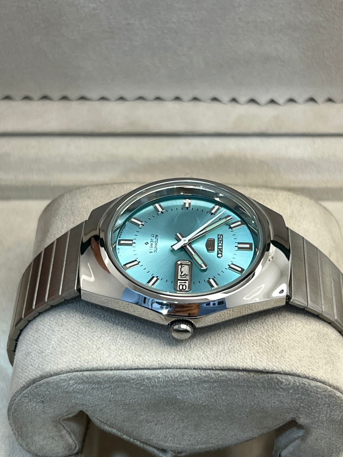 Vintage Seiko 5 automatic day/date men's wrist watch