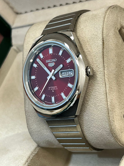 Vintage Seiko 5 automatic 6309 day/date men's wrist watch..
