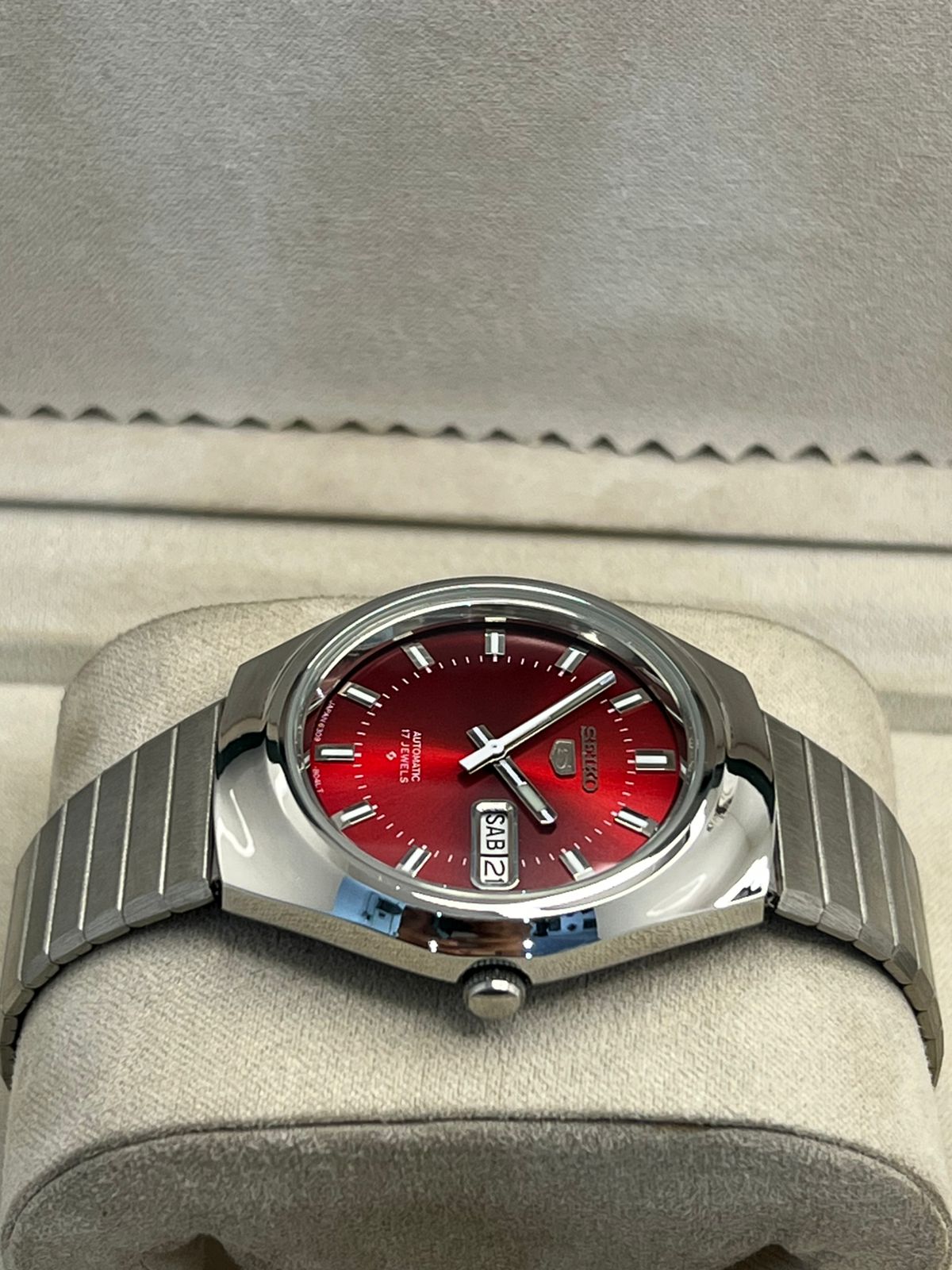 Vintage Seiko 5 automatic 6309 day/date men's wrist watch..