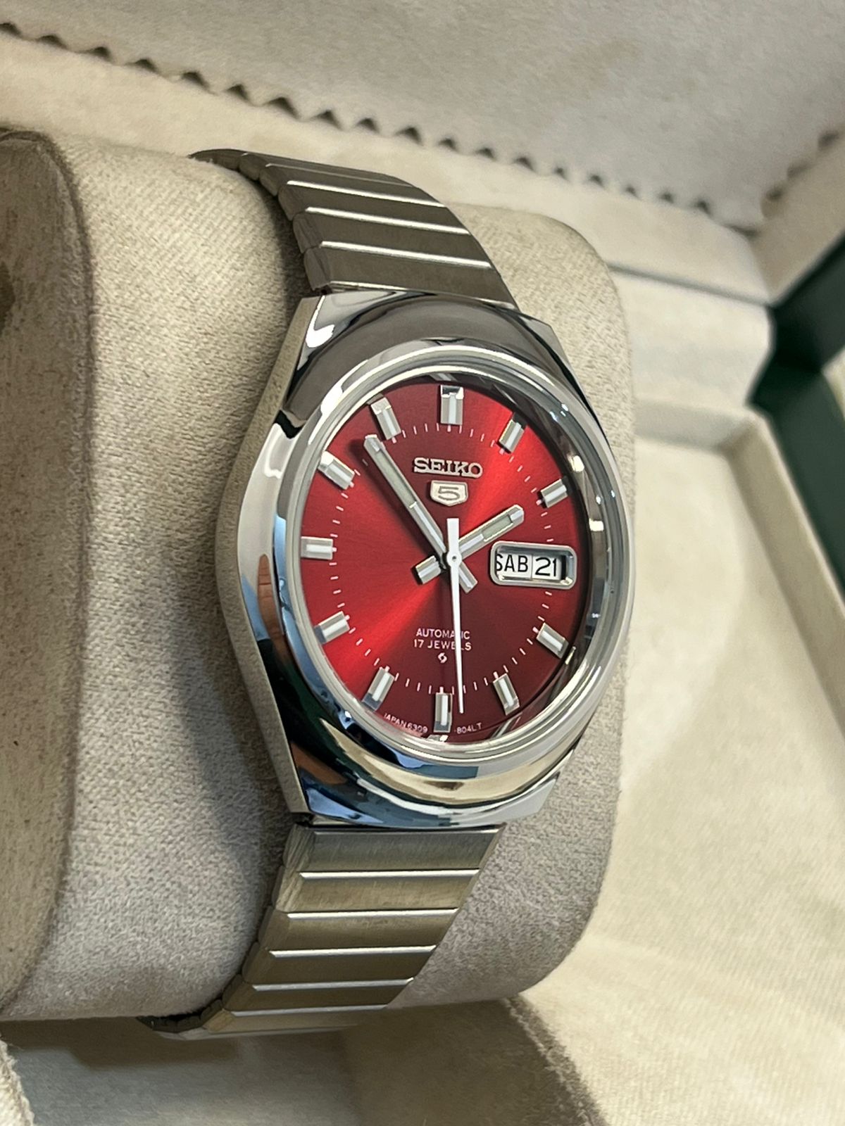 Vintage Seiko 5 automatic 6309 day/date men's wrist watch..