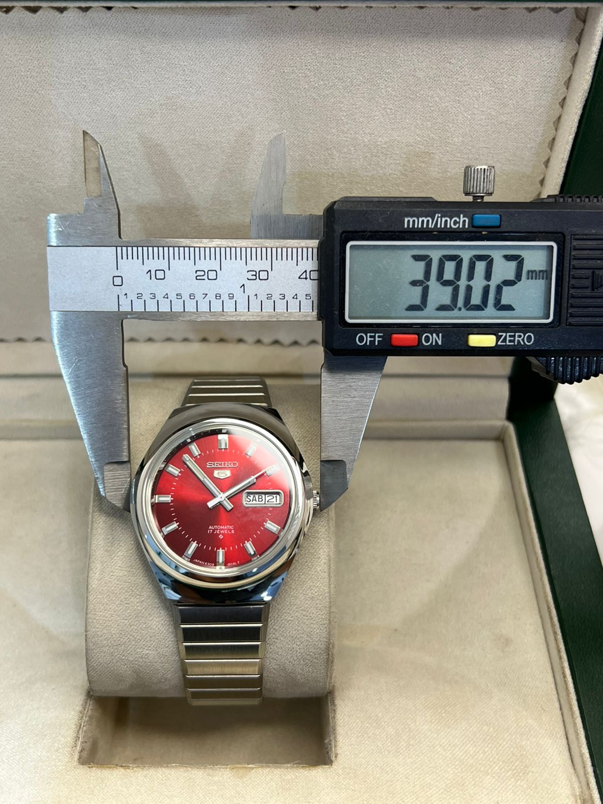 Vintage Seiko 5 automatic 6309 day/date men's wrist watch..