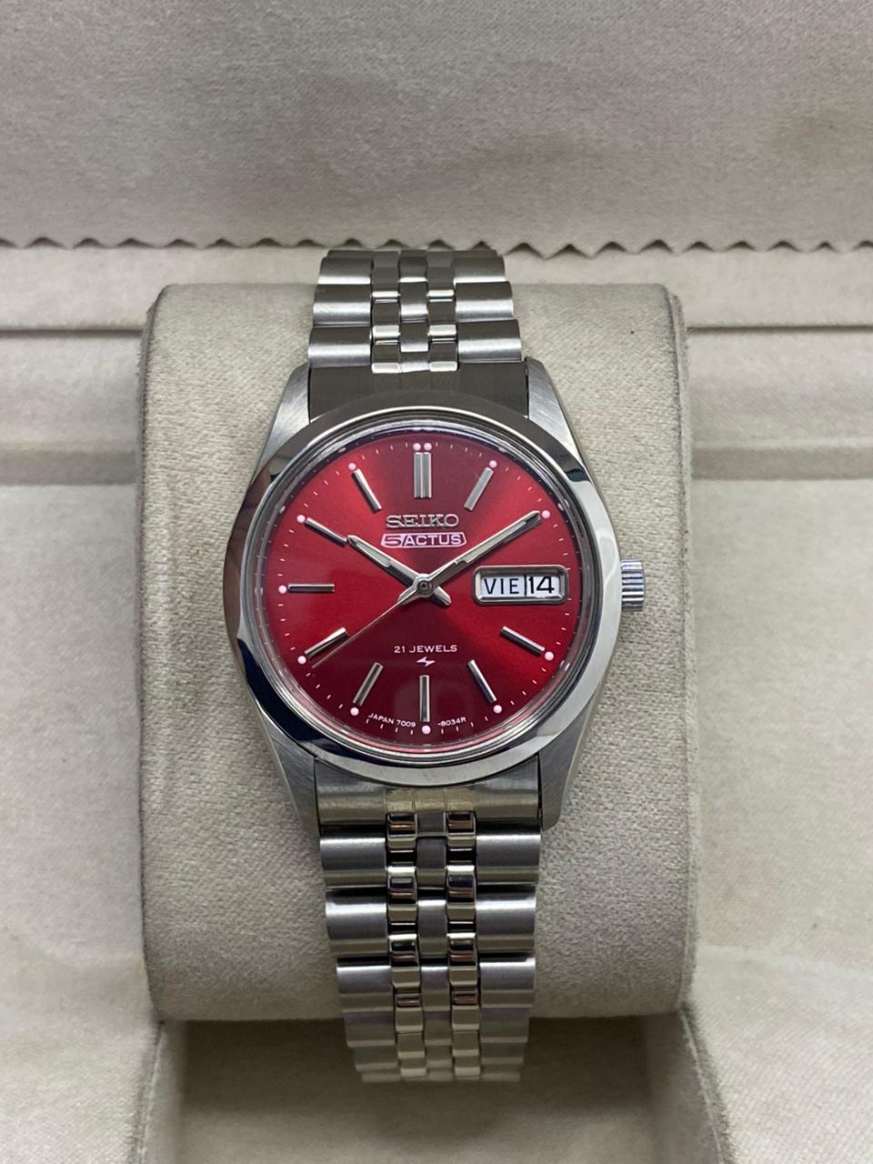Vintage Seiko 5 automatic 6309 day/date men's wrist watch..