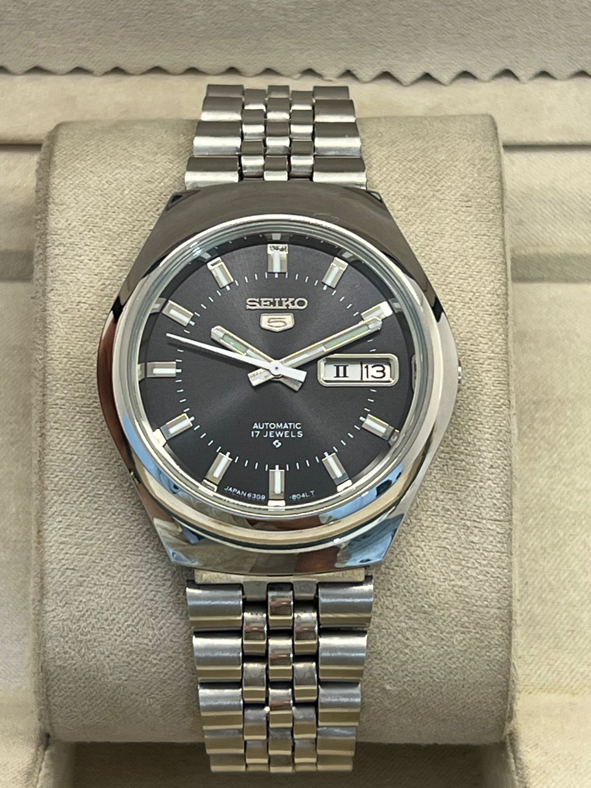 Vintage Seiko 5 automatic 6309 day/date men's wrist watch..