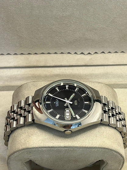 Vintage Seiko 5 automatic 6309 day/date men's wrist watch..
