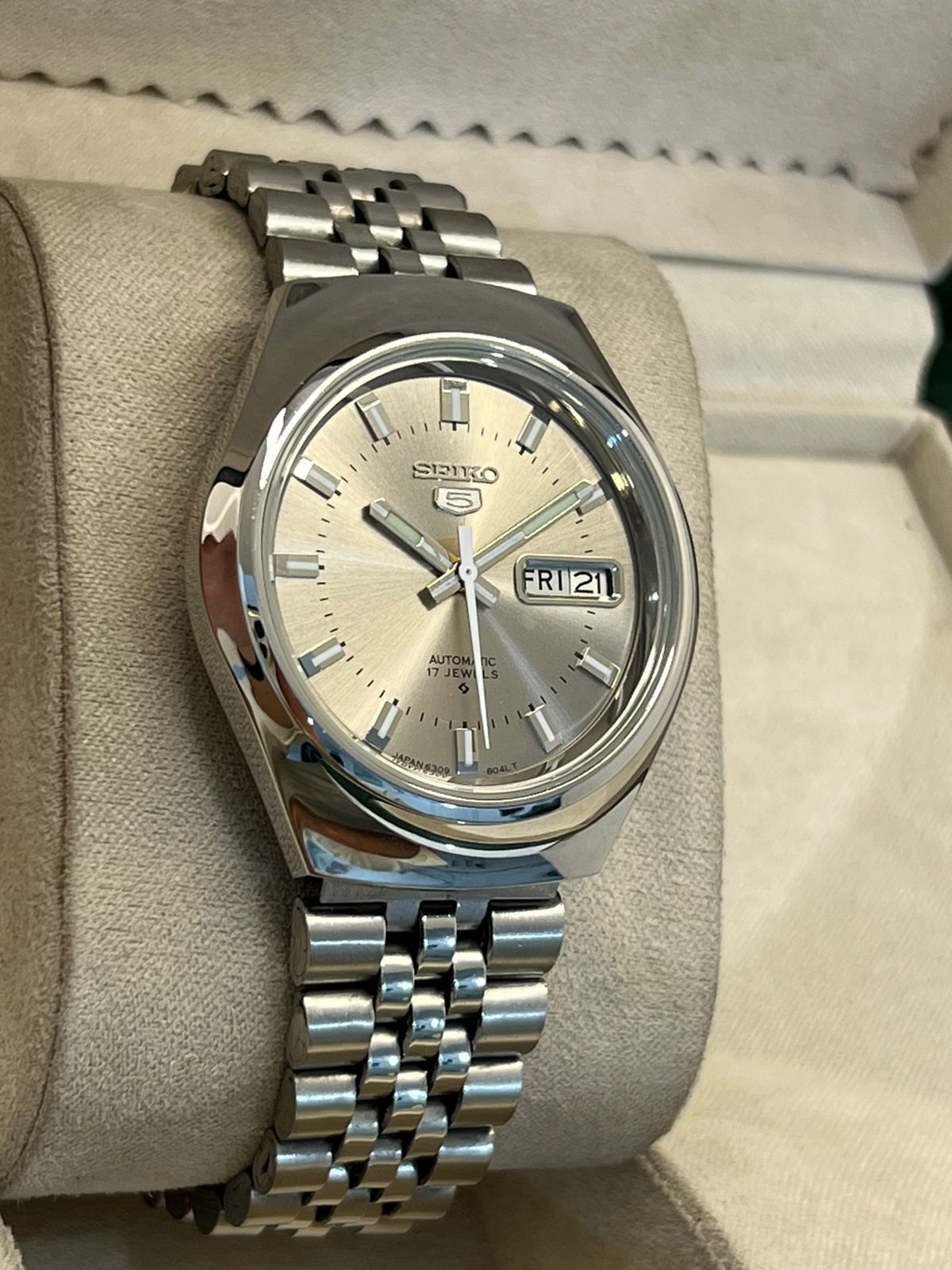 Vintage Seiko 5 automatic 6309 day/date men's wrist watch..