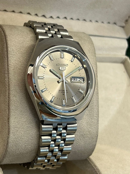 Vintage Seiko 5 automatic 6309 day/date men's wrist watch..
