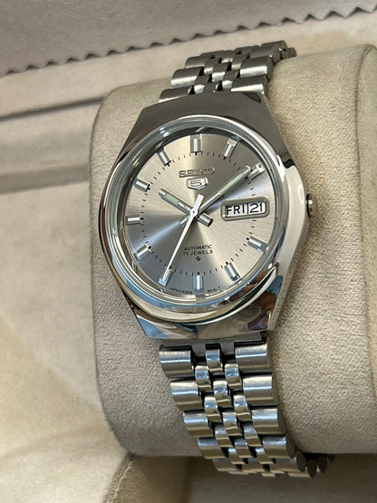Vintage Seiko 5 automatic 6309 day/date men's wrist watch..