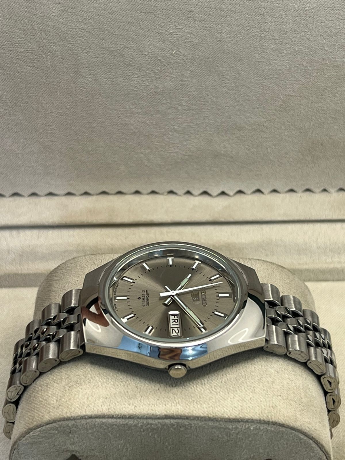 Vintage Seiko 5 automatic 6309 day/date men's wrist watch..