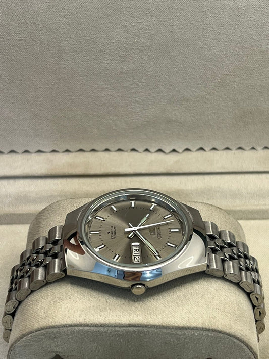 Vintage Seiko 5 automatic 6309 day/date men's wrist watch..