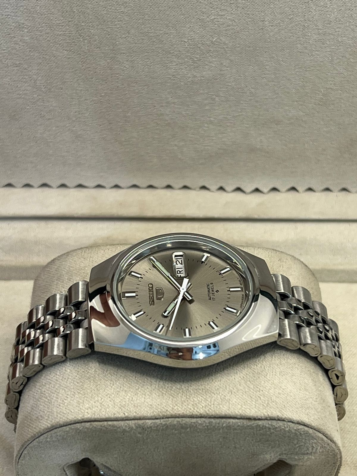 Vintage Seiko 5 automatic 6309 day/date men's wrist watch..