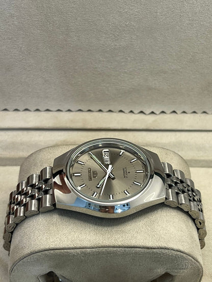 Vintage Seiko 5 automatic 6309 day/date men's wrist watch..