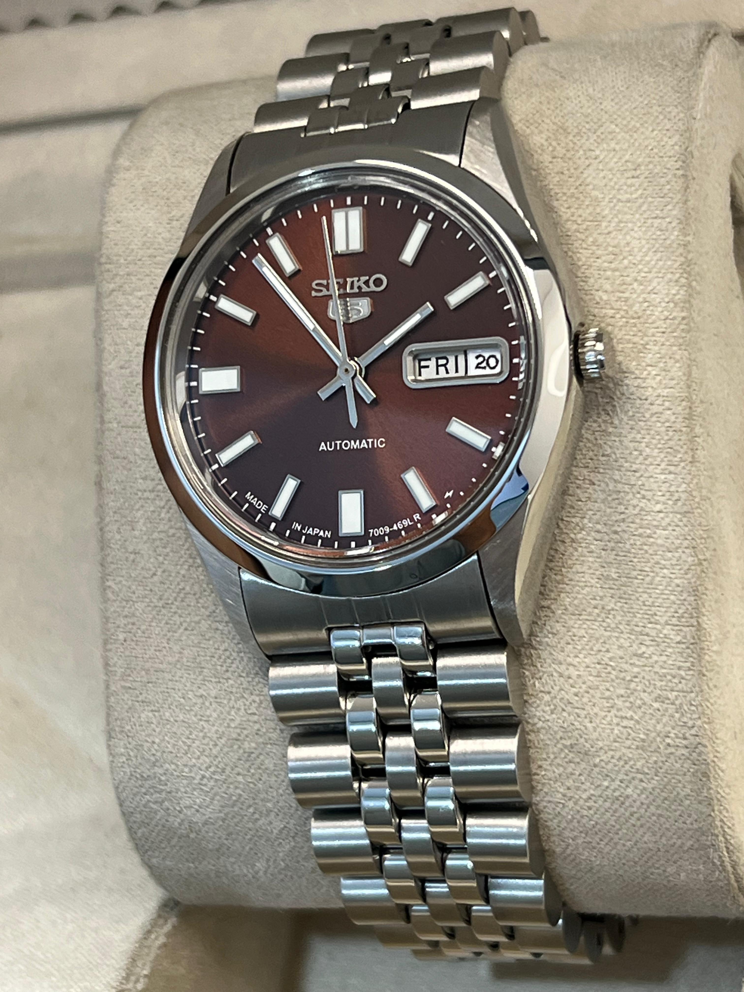 Vintage Seiko 5 automatic 6309 day/date men's wrist watch..