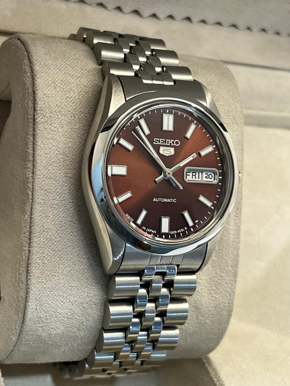 Vintage Seiko 5 automatic 6309 day/date men's wrist watch..